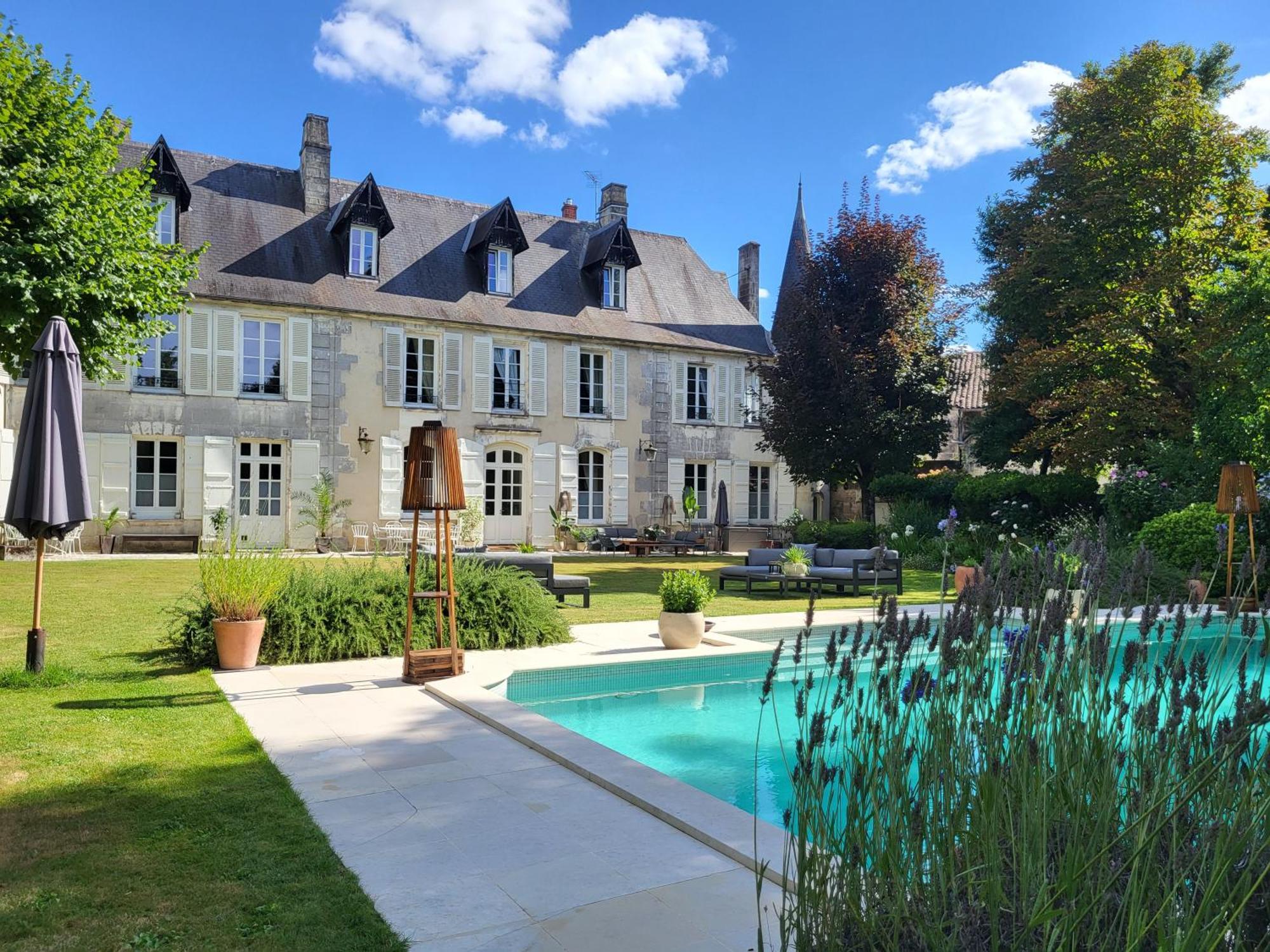 コニャック Logis Des Tourelles Bed & Breakfast エクステリア 写真